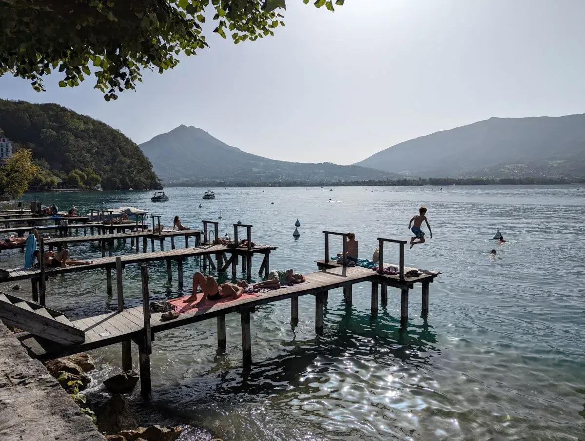 Uferbereich mit Holzstegen in Menthon-Saint-Bernard am See von Annecy