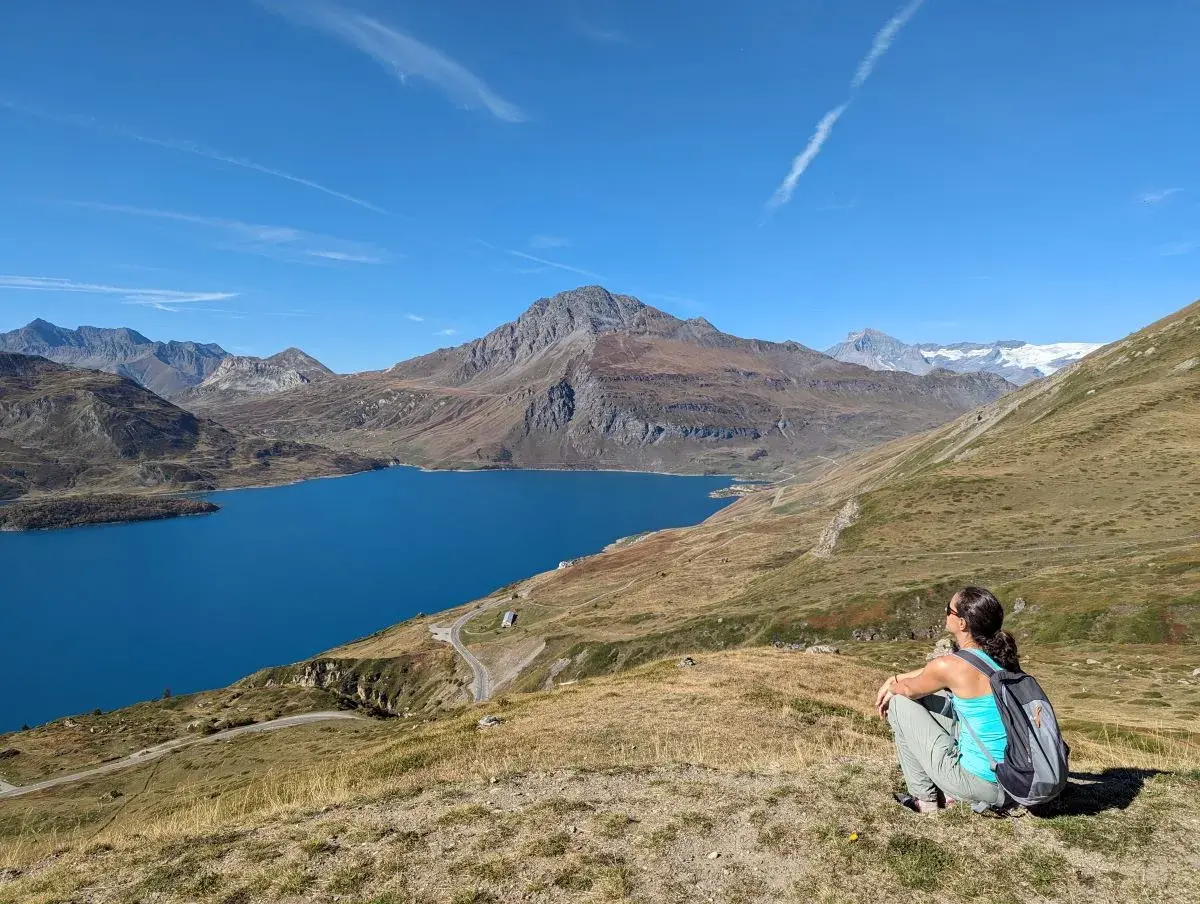 Linda geniesst den Blick vom Fort de Ronce auf den Stausee auf dem Col de Mont Cenis