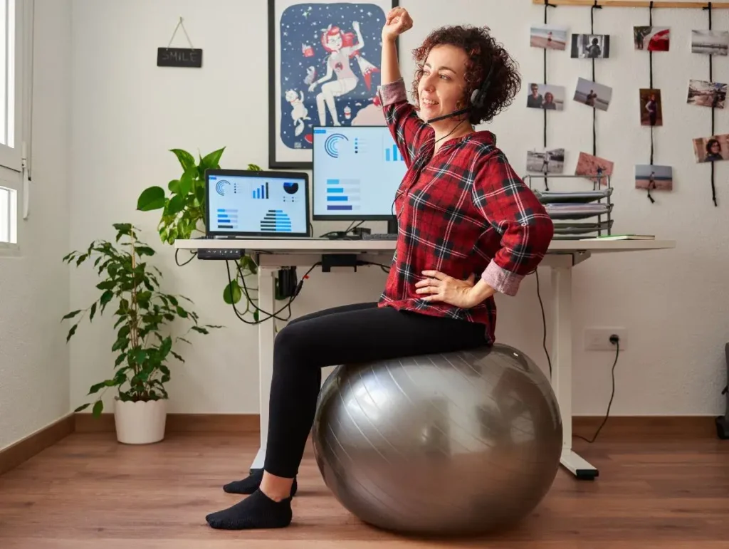 Bloggerin auf Gymnastikball