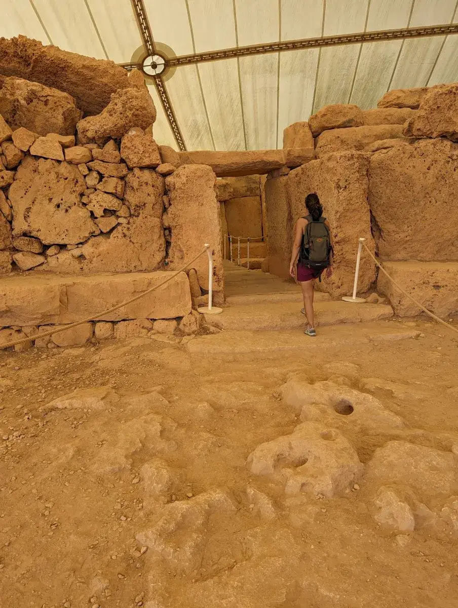 Linda betritt den Mnajdra Tempel auf Malta
