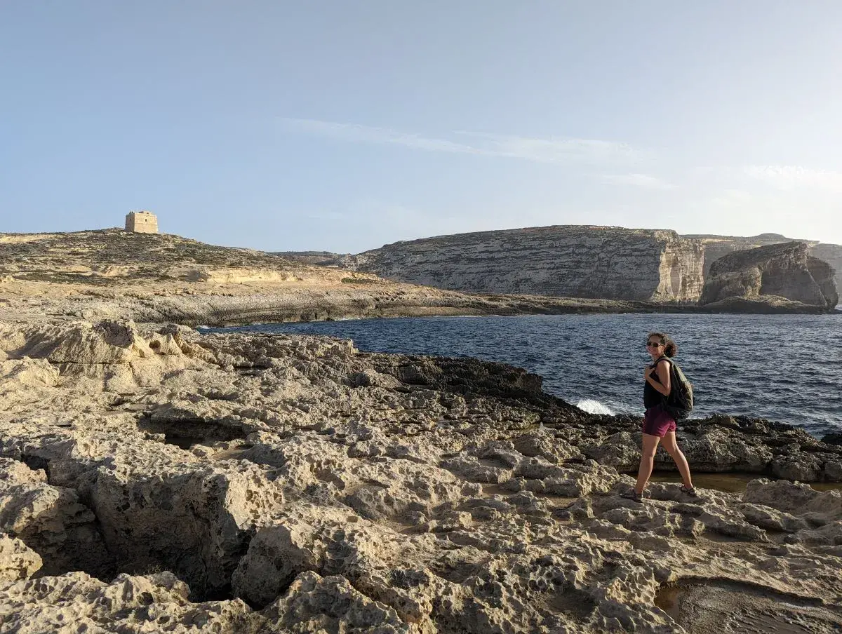Linda geniesst die Aussicht auf die Dwejra Bucht, einem Highlight entlang des Gozo Coastal Walk.