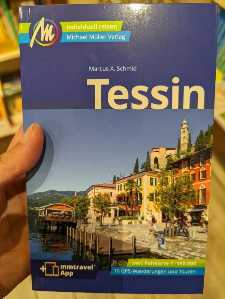 Linda hält den Tessin Reiseführer in der Hand