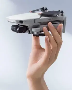 Linda hält eine Mini Drone in der Hand