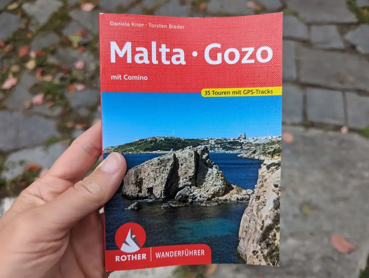 Linda hält den Malta Gozo Rother Wanderführer in der Hand.