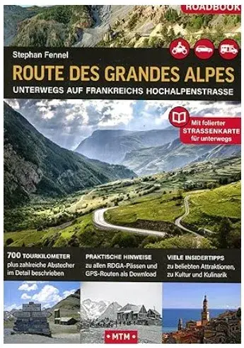Cover eines Roadbooks mit Fotos der Route des Grandes Alpes, die Serpentinenstraßen und alpine Landschaften zeigt. Der Reiseführer hebt die Strecke vom Genfersee bis zur Côte d’Azur als ideale Route für Motorrad, Auto und Wohnmobil hervor.