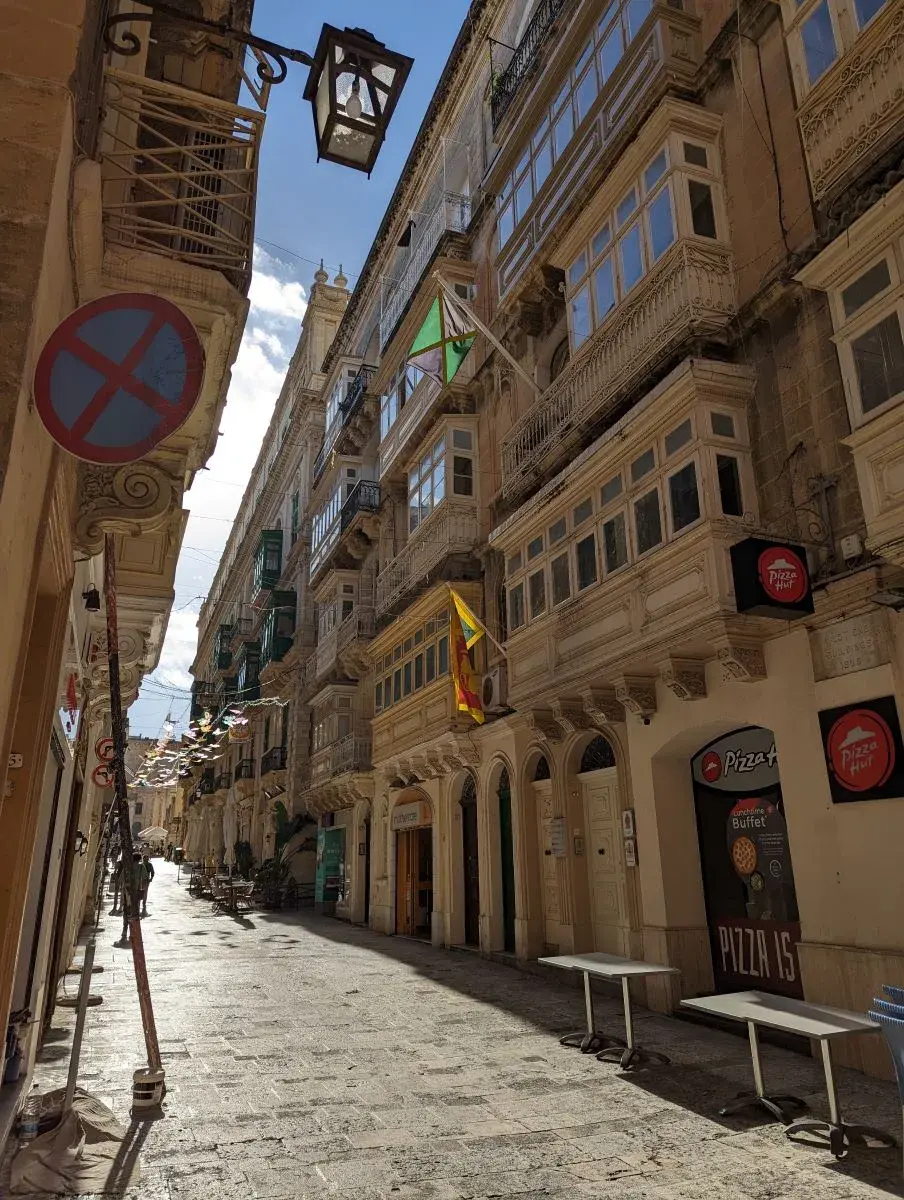 Schmale Gasse mit schönen, bunten Balkon Erkern in Valletta