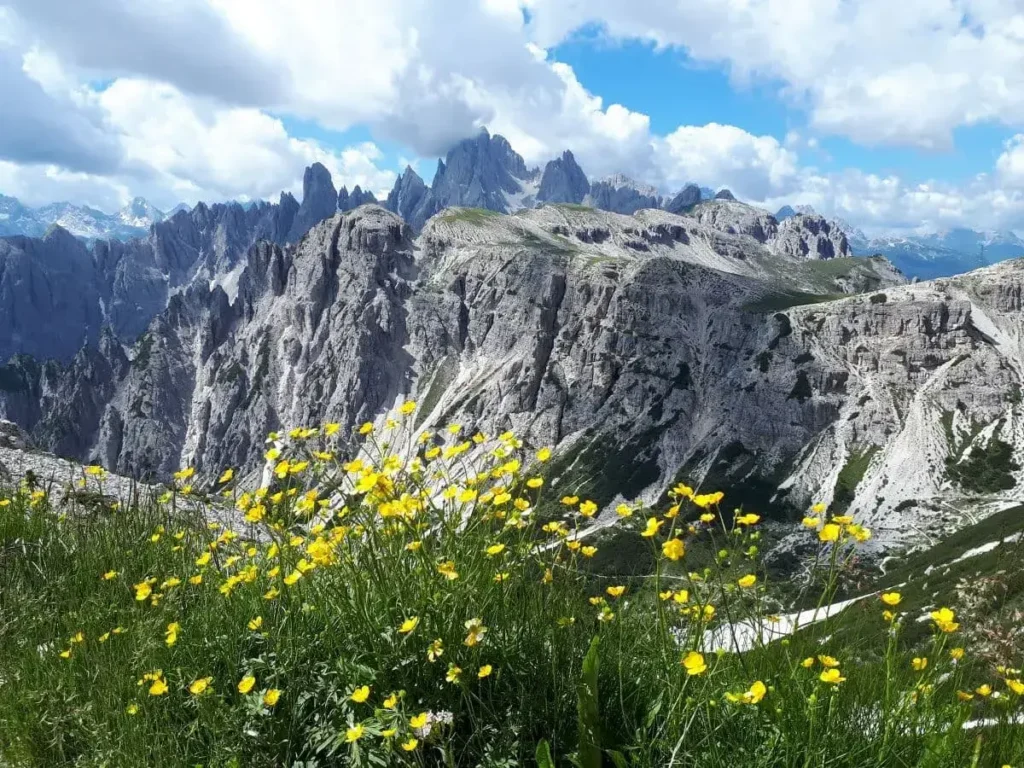 Wunderschöne Aussicht auf dem Drei Zinnen Rundwanderung, kurz hinter der Auronzohütte, auf die umliegenden Berge