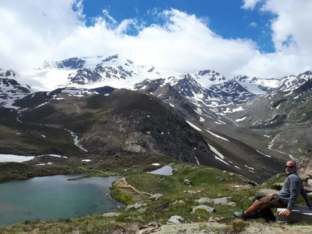 Jan geniesst die Aussicht von der Martellerhütte im Martelltal auf die Berge und Gletscher der Umgebung