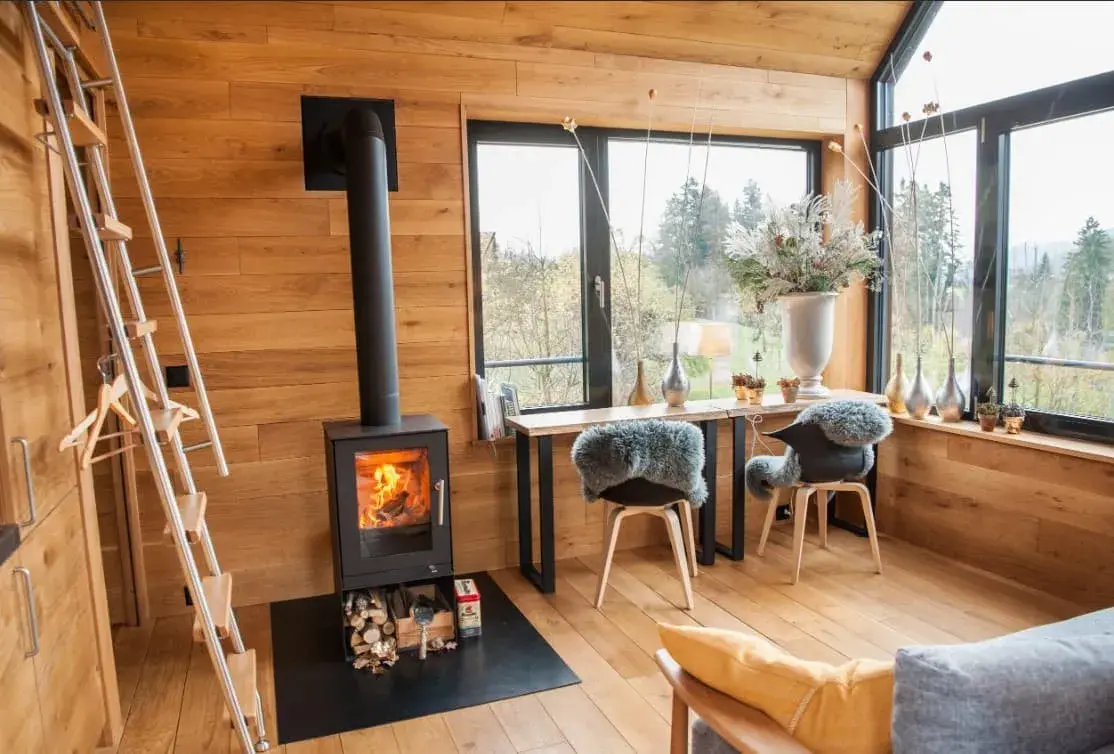 Das Innere mit Kamin und Sitzecke des Baumhaus Thurgau