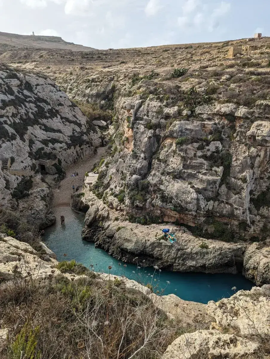 Blick in die Felsschlucht Wied il-Għasri, ein beliebter Schwimm- und Tauchspot auf dem Gozo Coastal Walk.