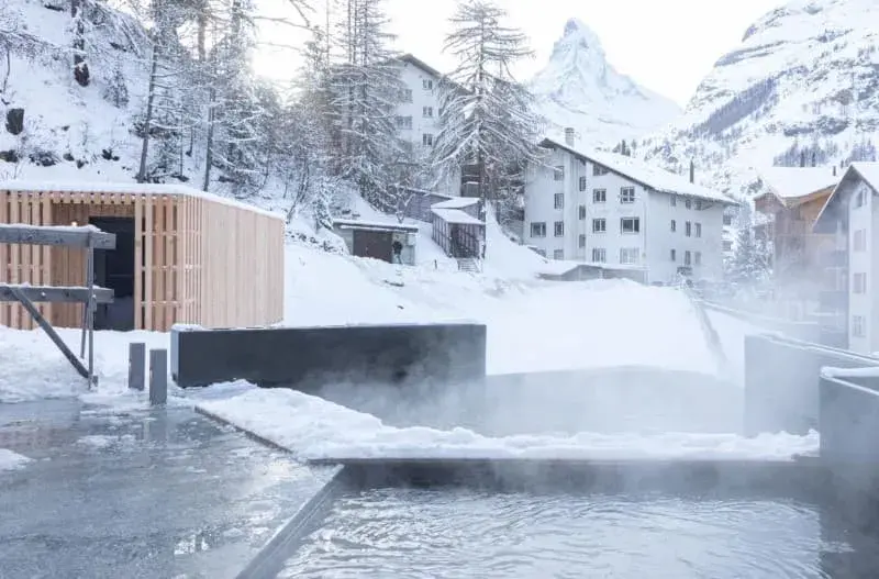 Pool des Cervo Mountain Resort mit dem Matterhorn im Hintergrund, ist eine ganz spezielle Übernachtung in der Schweiz
