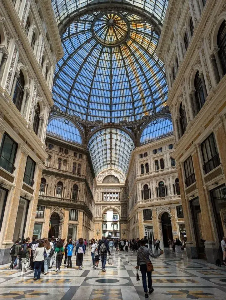 Linda in der Mitte der Galleria Umberto I in der Neapel Altstadt