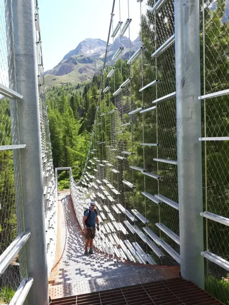 Hängebrücke über die Plimaschlucht im Martelltal auf der Wanderung von der Enzianhütte zur Marteller Hütte