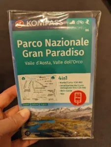 Linda hält die Wanderkarte des Gran Paradiso Nationalparks in der Hand