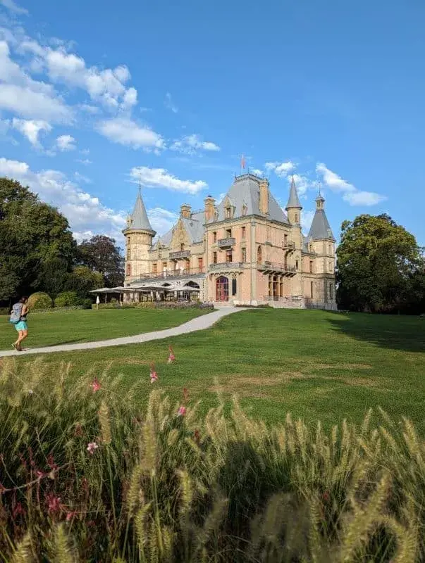 Linda auf der Zufahrt des Schloss Schadau, einer speziellen Übernachtung in der Schweiz