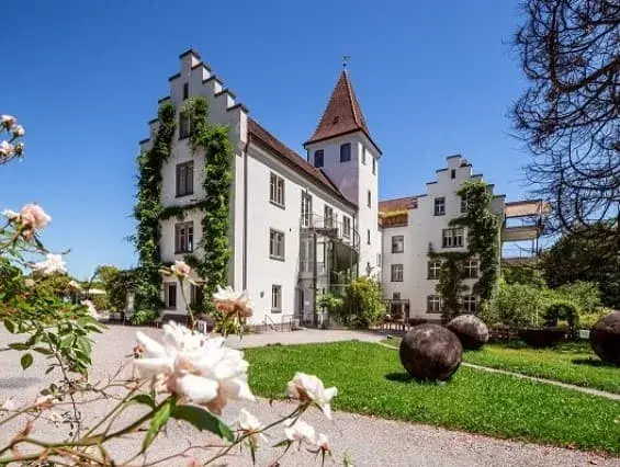 Schloss Wartegg, inmitten eines blühenden Schlossparks
