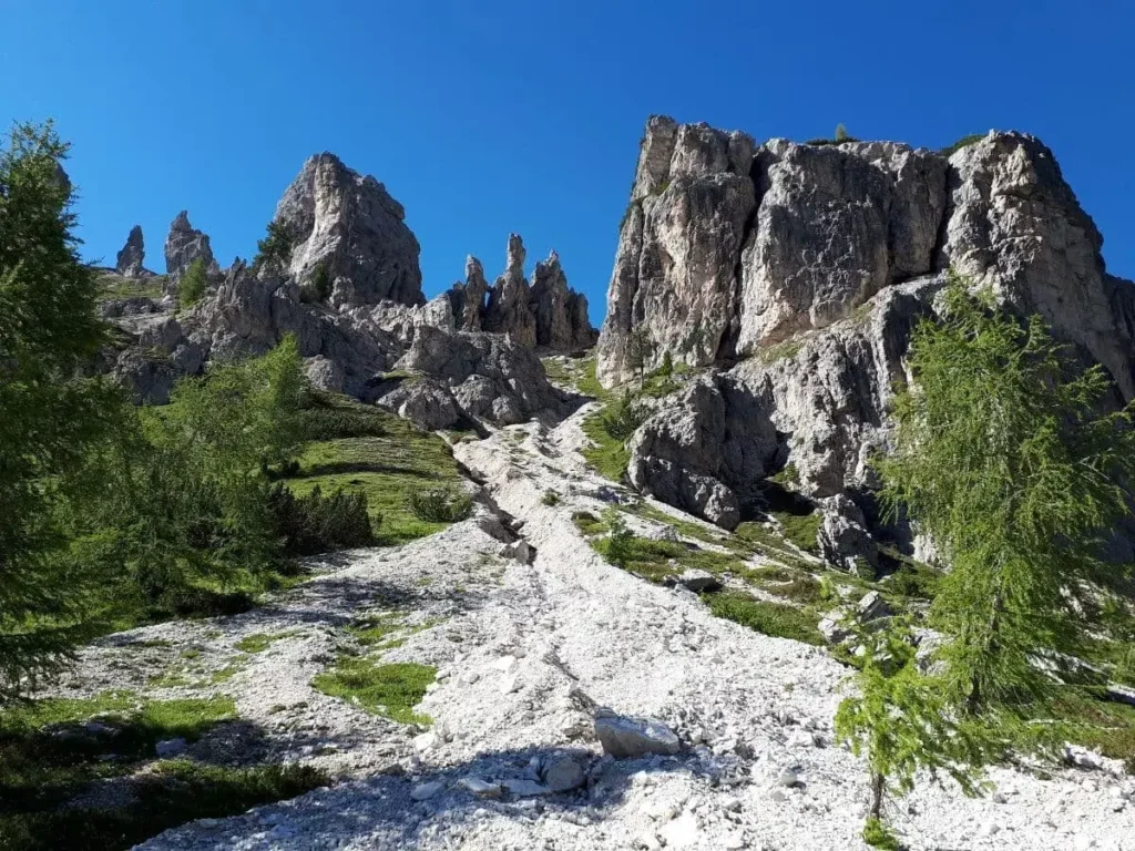 Steiniges Gelände um den Lago d'Antorno, unserem Startpunkt für die Drei Zinnen Rundwanderung, Richtung Auronzohütte