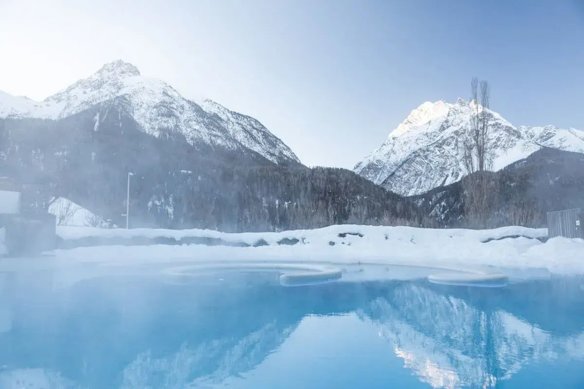Panoramabecken der Bogn-Engiadina mit den Engadiner Dolomiten im Hintergrund