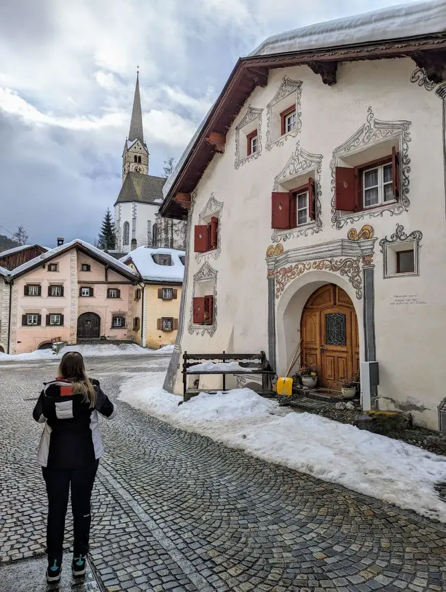 Linda steht vor einem Engadiner Häuser in Scuol