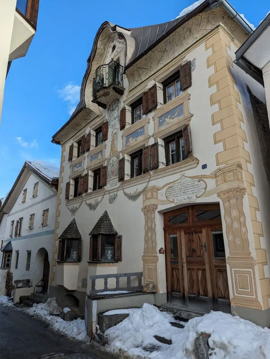 Traditionelles Engadinerhaus in Sent