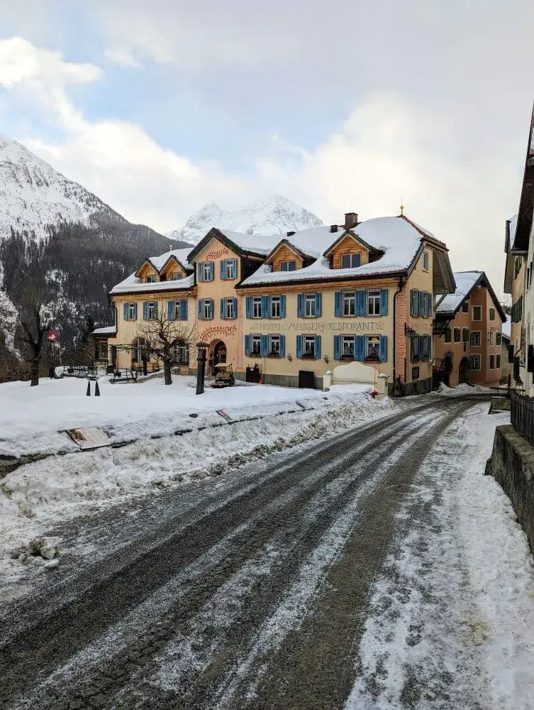 Hotel Meissner in Guarda, umgeben von Schneemassen und hohen Berggipfeln