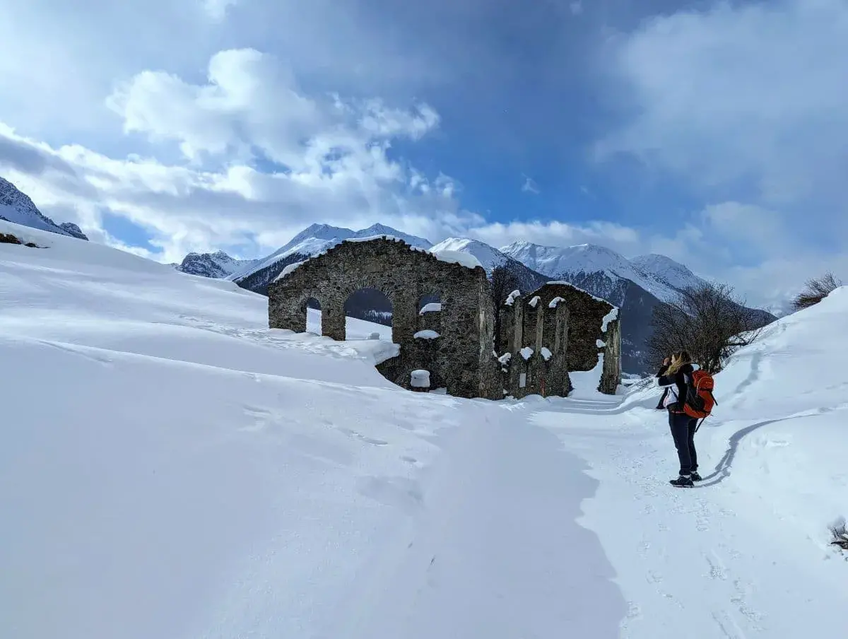 Linda fotografiert die Ruina Chanoua auf der winterlichen Via Engiadina