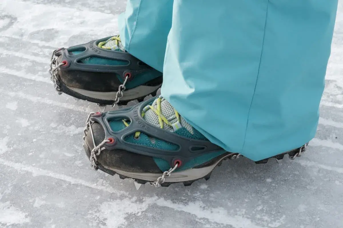 Lindas Wanderschuhe mit Grödel auf Eis