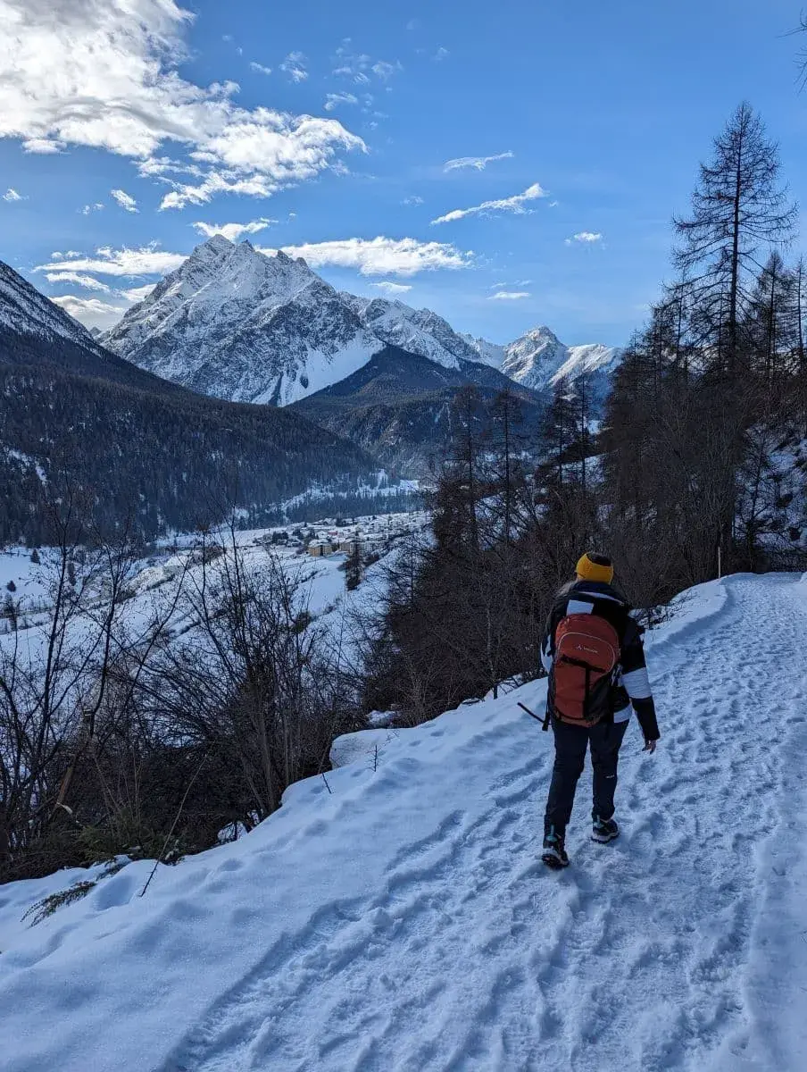 Linda auf dem Winterwanderweg Scuol nach Sent