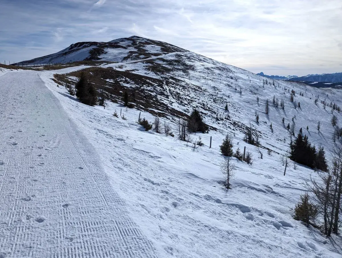 Gespurter Winterwanderweg unterhalb des  Wöllaner Nock Gipfels oberhalb von Bad Kleinkirchheim mit traumhaften Ausblicken auf die verschneiten Alpengipfel in der Ferne