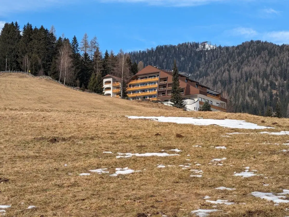 Aussenfassade des Hotel St. Oswald, das malerischen an einem Berghang, oberhalb von Bad Kleinkirchheim steht