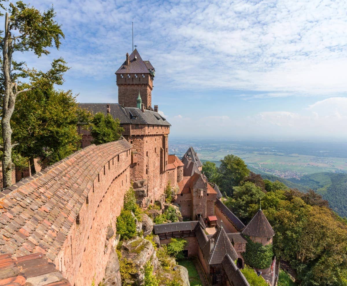 Die beeindruckende Burg Haut-Kœnigsbourg ist eine Hauptsehenswürdigkeiten im Elsass. Die mittelalterliche Festung thront majestätisch auf einem Berggipfel und bietet eine atemberaubende Aussicht über die Rheinebene bis hin zu den Vogesen. Die roten Sandsteinmauern, Türme und die imposante Befestigungsanlage machen die Burg zu einem beliebten Ausflugsziel für Geschichts- und Architekturliebhaber.