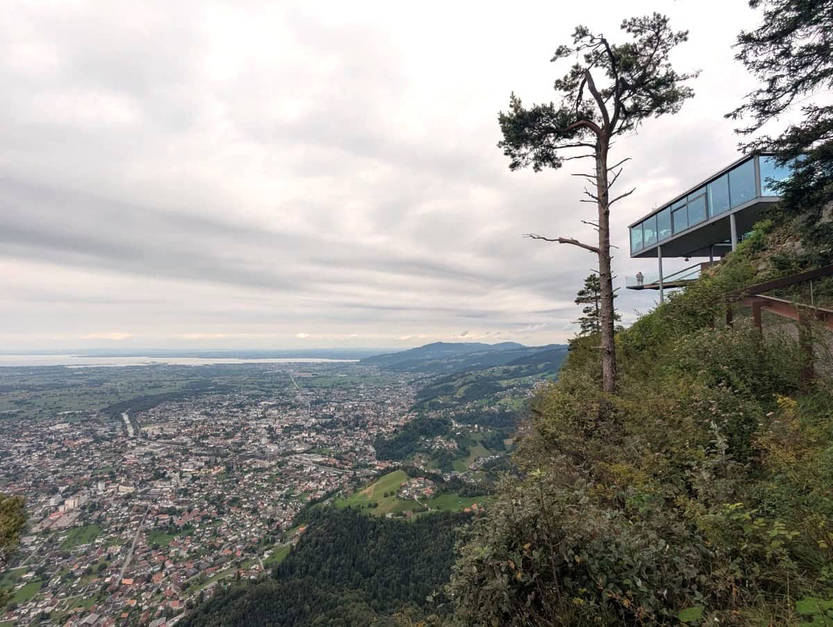 Panoramaaufnahme vom Aussichtspunkt beim Karren mit Blick auf die Stadt Dornbirn, den Bodensee und die hügelige Landschaft Vorarlbergs. Eine Seilbahnfahrt ist ein Highlight bei jedem Dornbirn Kurztrip.
