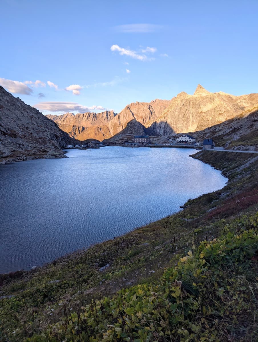 Der große Sankt Bernhardsee liegt eingebettet zwischen felsigen Bergen in der Abendsonne. Dieser historische Alpenpass ist ein faszinierendes Ausflugsziel im Aostatal.