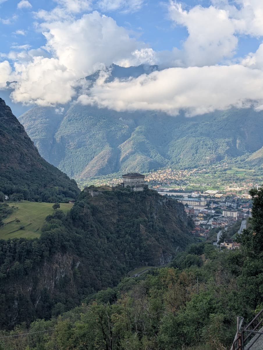Das Castello di Verrès thront als wuchtiger Quader auf einem Felsrücken über dem Ort Verrès mit Blick ins Val d’Ayas. Die mittelalterliche Festung gehört zu den wichtigsten Sehenswürdigkeiten im Aostatal und ist über einen kurzen Saumpfad erreichbar.