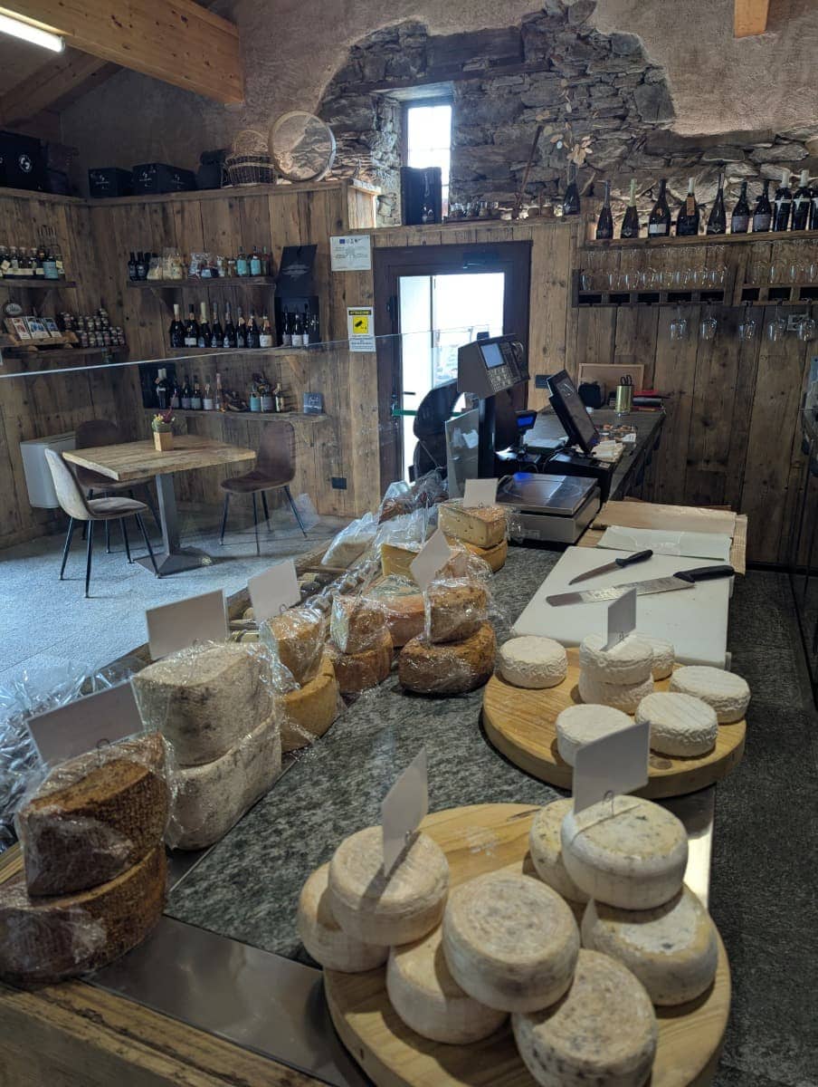 In einer kleinen Käserei im Aostatal liegen regionale Spezialitäten wie Fontina und Ziegenkäse in rustikaler Umgebung bereit. Hier erlebt man die kulinarische Vielfalt und Tradition der alpinen Bergregion hautnah.