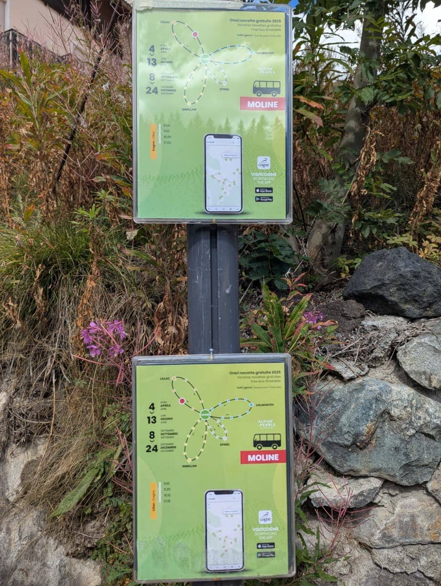 Ein Fahrplan an einer Haltestelle in Cogne informiert über den kostenlosen Shuttlebus zu den umliegenden Weilern. Damit wird die Anreise zu Wanderungen im Aostatal erleichtert.
