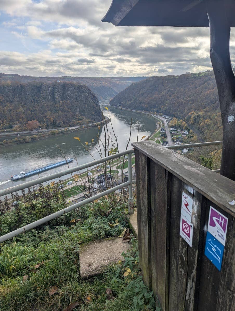 Blick vom RheinBurgenWeg über den Rhein auf die steilen Felsen der Loreley und das enge Tal im UNESCO-Welterbe Oberes Mittelrheintal südlich von St. Goar.