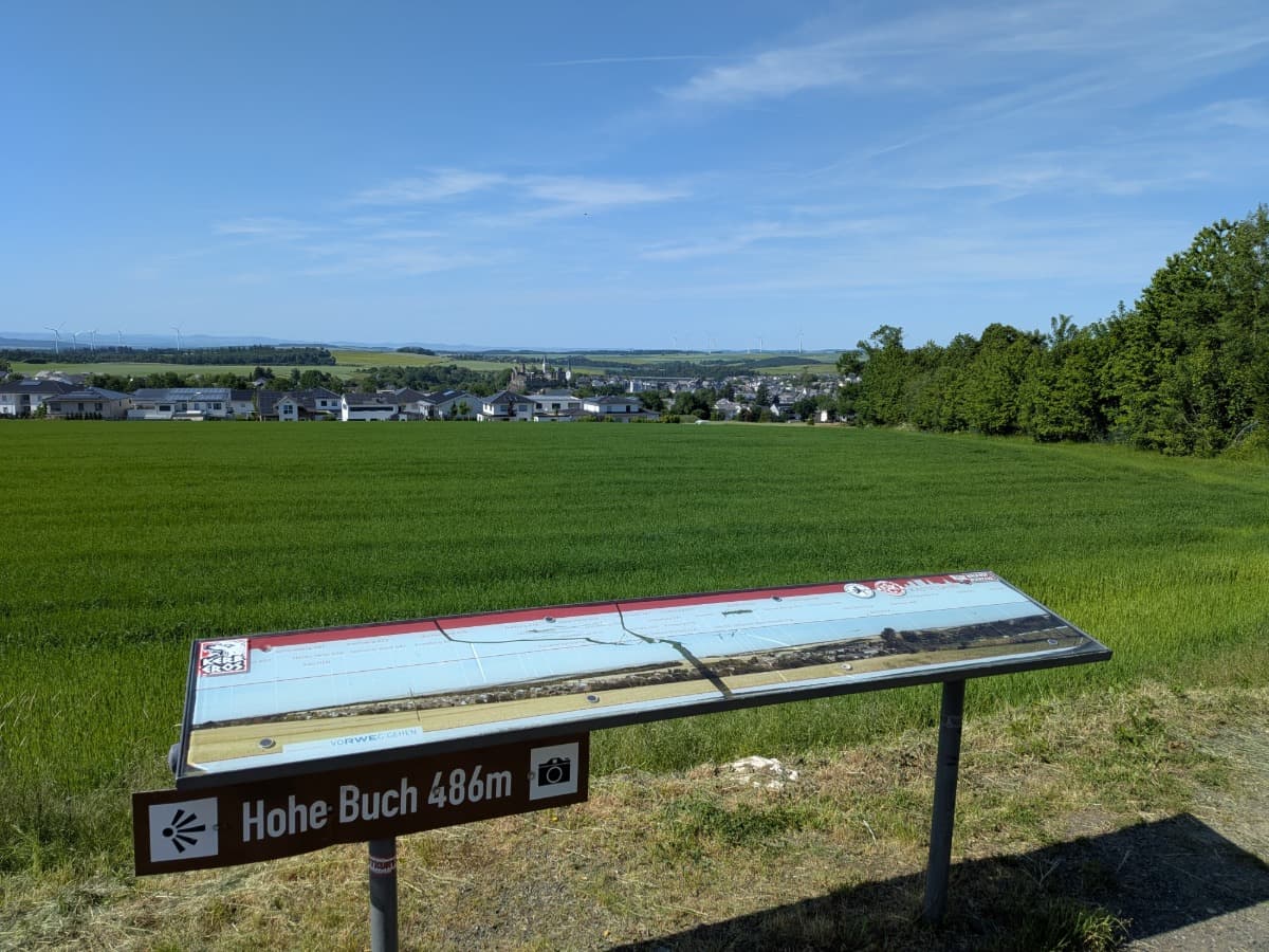 Blick vom Aussichtspunkt Hohe Buch über die Felder und Dächer von Kastellaun bis zu den sanften Höhenzügen des Hunsrück.