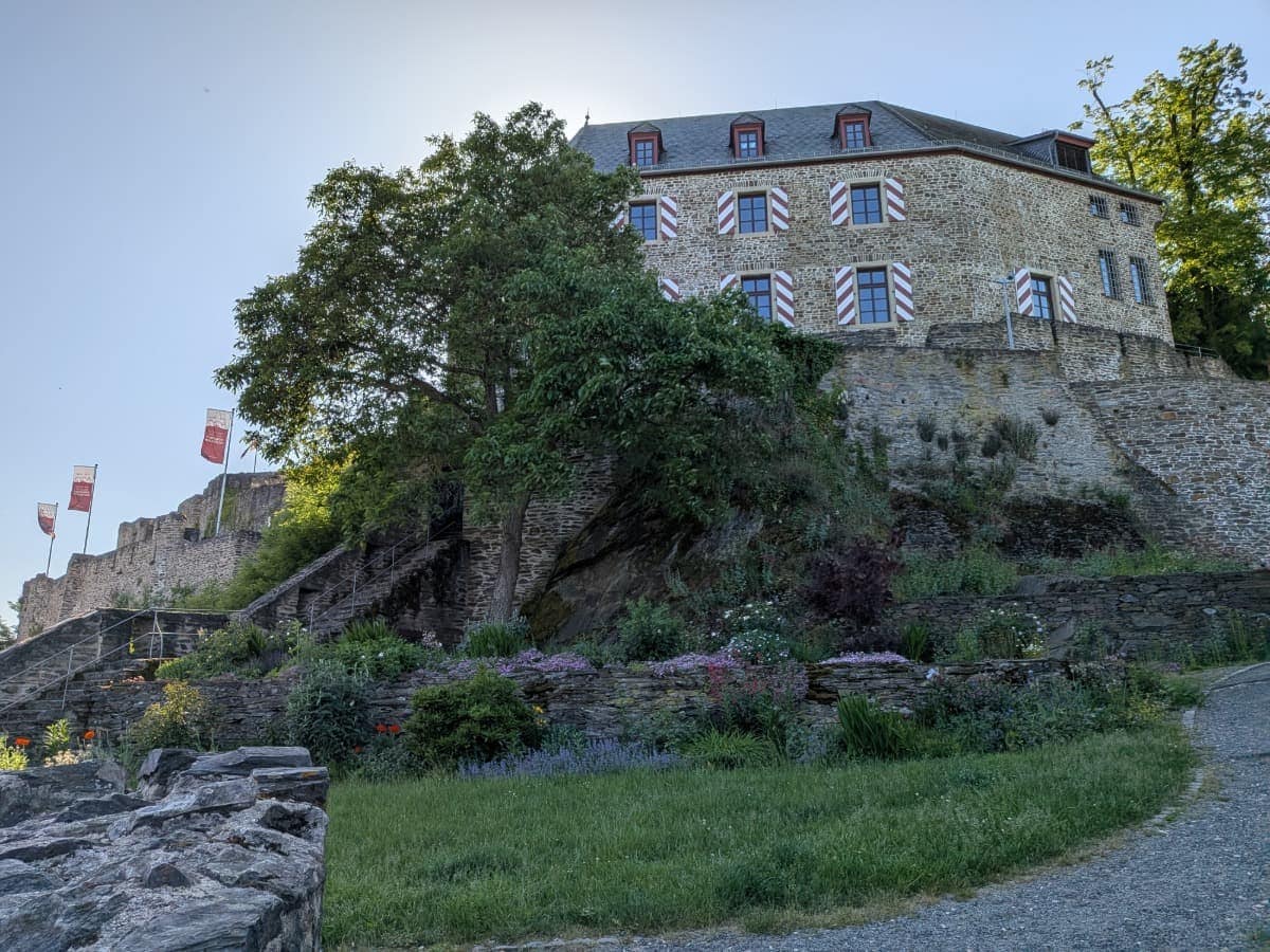 Burg Kastellaun mit ihrem historischen Burghaus erhebt sich über der Altstadt von Kastellaun im Hunsrück.