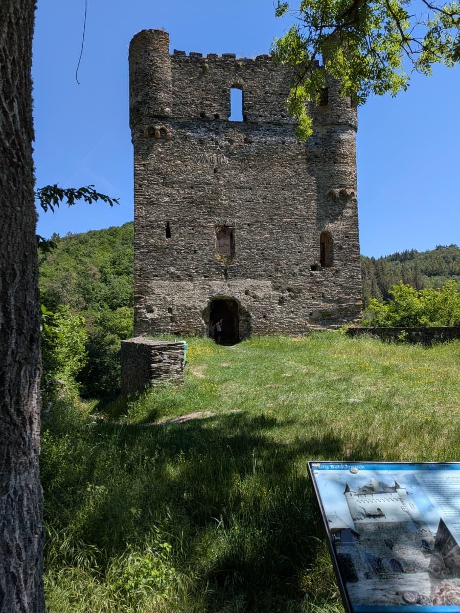 Die Ruine der Burg Balduinseck erhebt sich über dem Tal bei Buch und zählt zu den historischen Höhepunkten einer Wanderung bei Kastellaun auf dem Saar Hunsrück Steig.