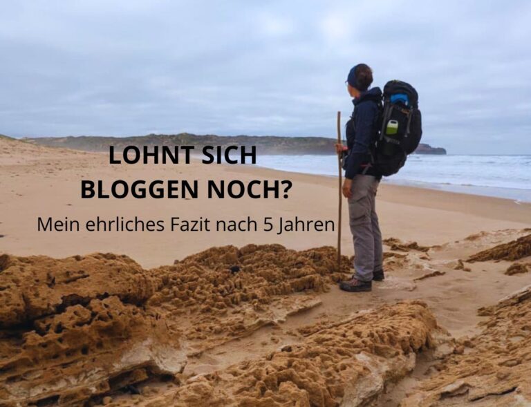 Wanderbloggerin mit Rucksack blickt auf einen einsamen Strand – persönlicher Erfahrungsbericht über 5 Jahre Bloggen.