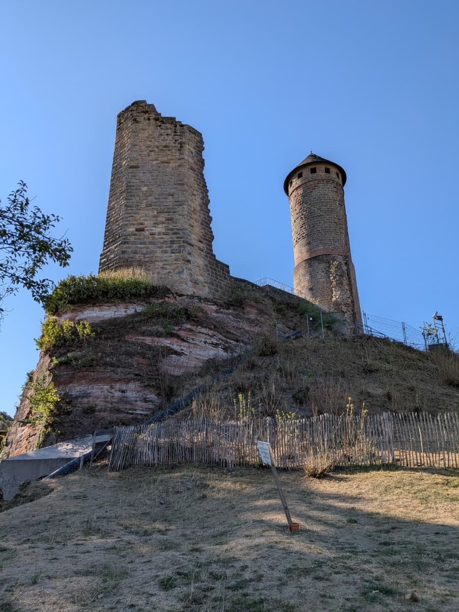 Die mittelalterliche Burg Kirkel mit ihren beiden markanten Steintürmen erhebt sich auf einem Buntsandsteinfelsen am Bliessteig.