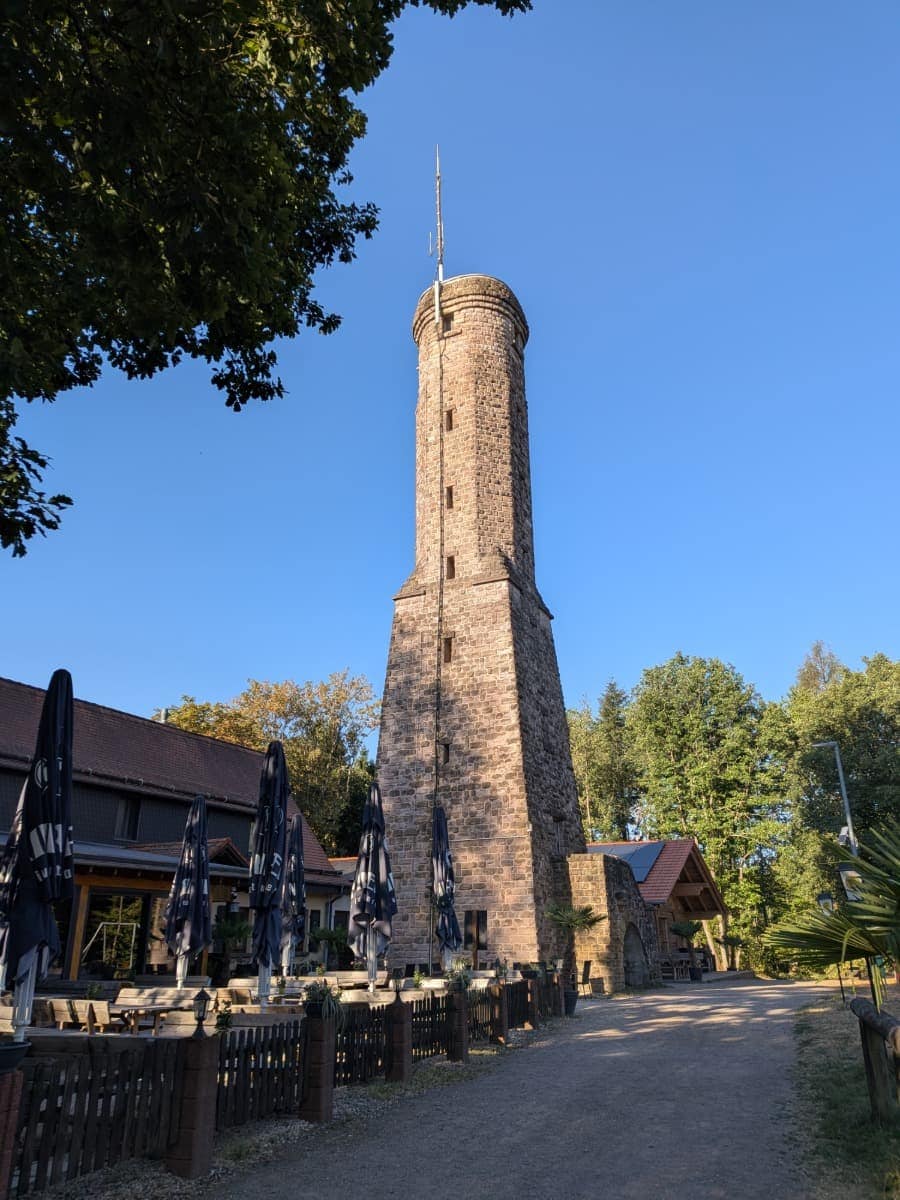 Der steinerne Höcherbergturm erhebt sich neben dem Höcherberghaus auf dem 518 Meter hohen Höcherberg, dem Ziel der achten Etappe des Bliessteigs.