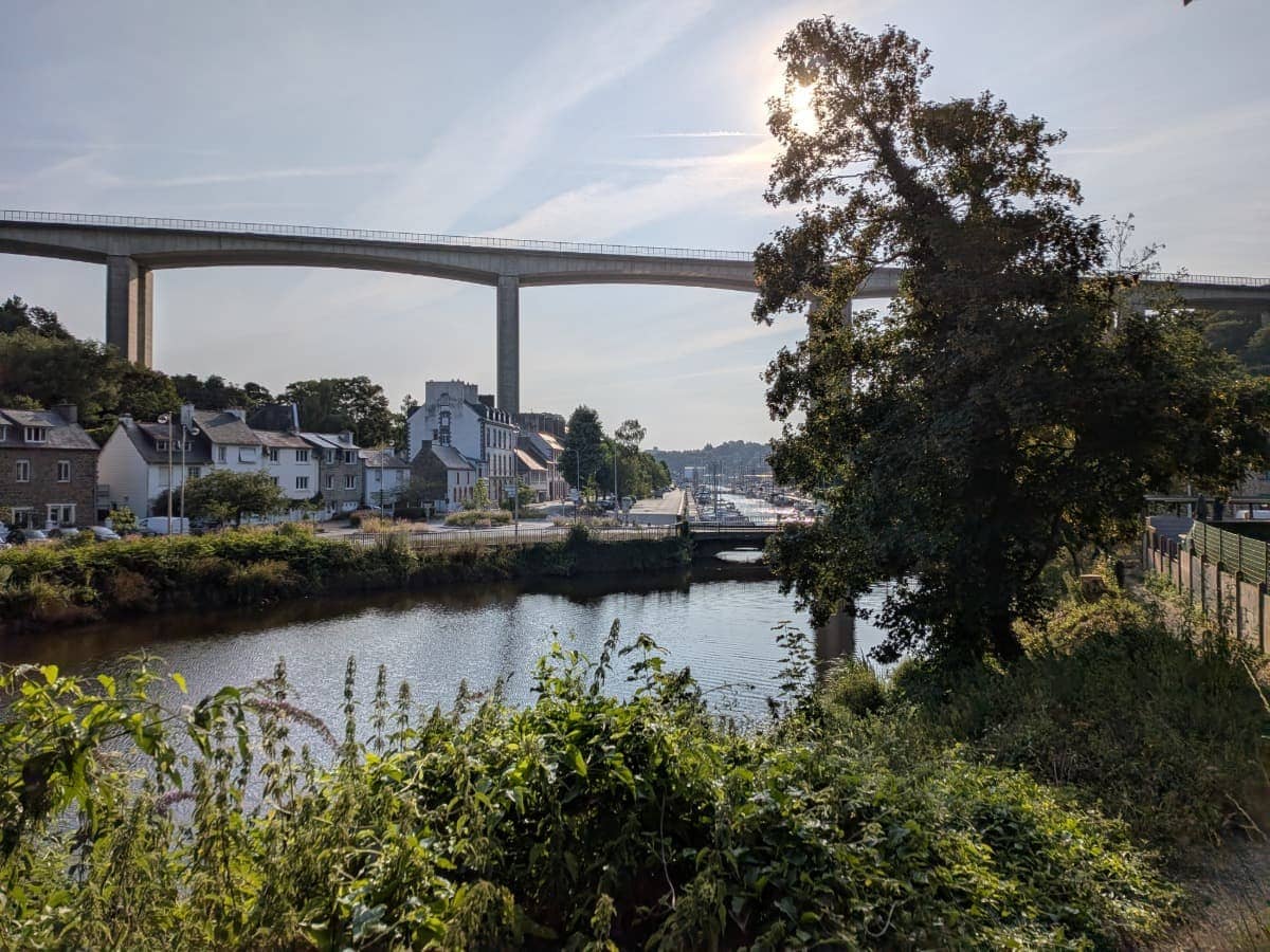 Blick auf den Fluss Gouët, den Hafen und das Viadukt von Port Saint-Brieuc entlang der Küstenwanderung in der Bretagne.