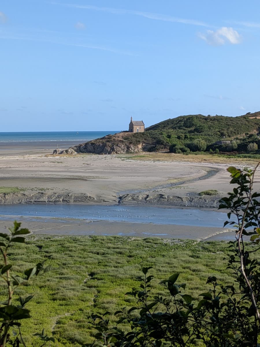Die kleine Kapelle Saint-Maurice steht auf einer Landzunge über einer weitläufigen Bucht von Saint-Brieuc entlang des Küstenwanderwegs GR34 in der Bretagne.