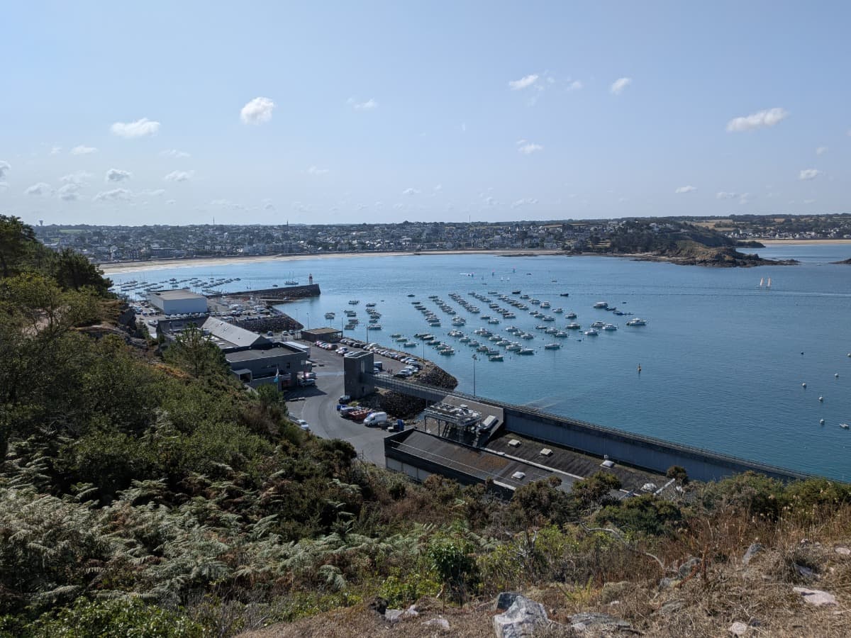 Panoramablick auf den Hafen von Erquy mit zahlreichen Booten während einer Küstenwanderung auf dem GR34.