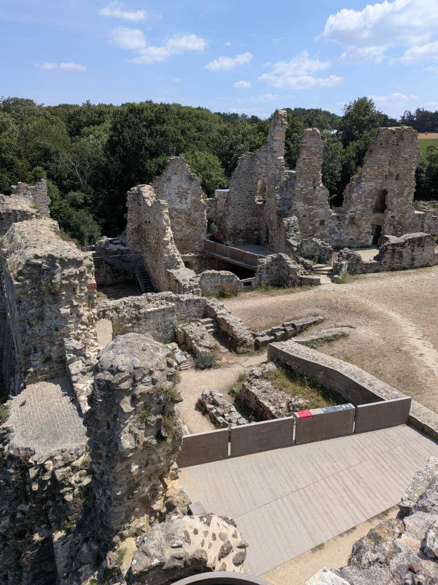 Die Ruinen des Château de Guildo zeigen historische Mauern und Aussichtspunkte entlang der abwechslungsreichen Küstenwanderung auf dem GR34.
