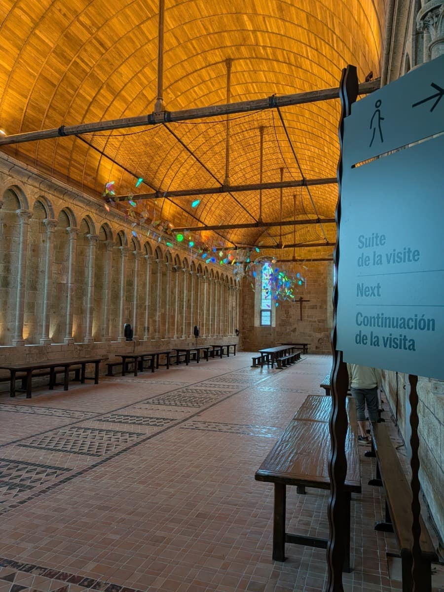 Das Refektorium der Abtei Mont-Saint-Michel mit seiner hölzernen Tonnendecke, den romanischen Arkaden und den hohen Fenstern diente den Mönchen als gemeinsamer Speisesaal.