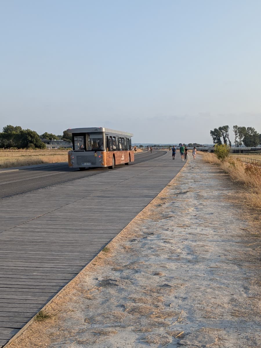 Ein kostenloser Passeur-Shuttle fährt auf der Zufahrtsstraße zum Mont-Saint-Michel und verbindet den Parkplatz mit der Klosterinsel.