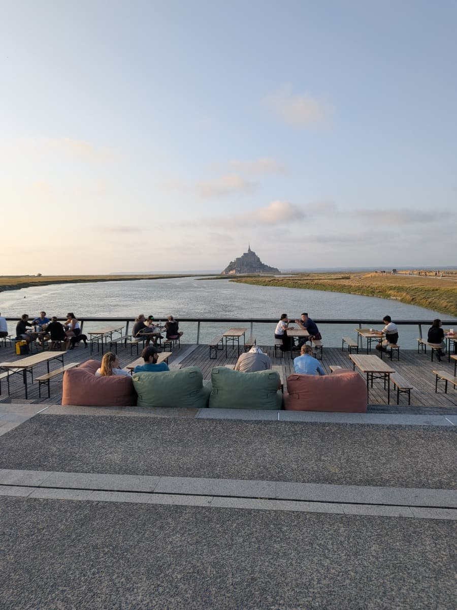Der Barrage du Mont-Saint-Michel bietet einen freien Blick über den Couesnon auf den Mont-Saint-Michel im Abendlicht.